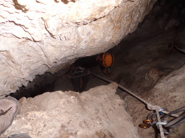 Sujetandose a las paredes de roca